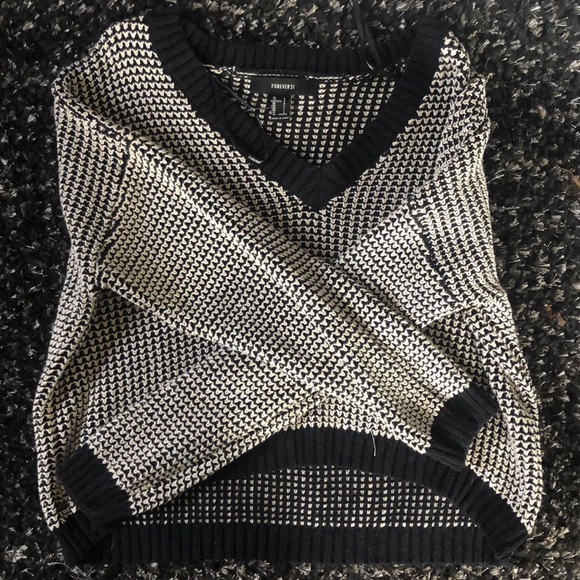 Black and White sweater - Picture 2 of 2